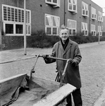 126277 Portret van J.H. Bosch van de Stadsbesteldienst met zijn bakfiets in de Huygensstraat te Utrecht.